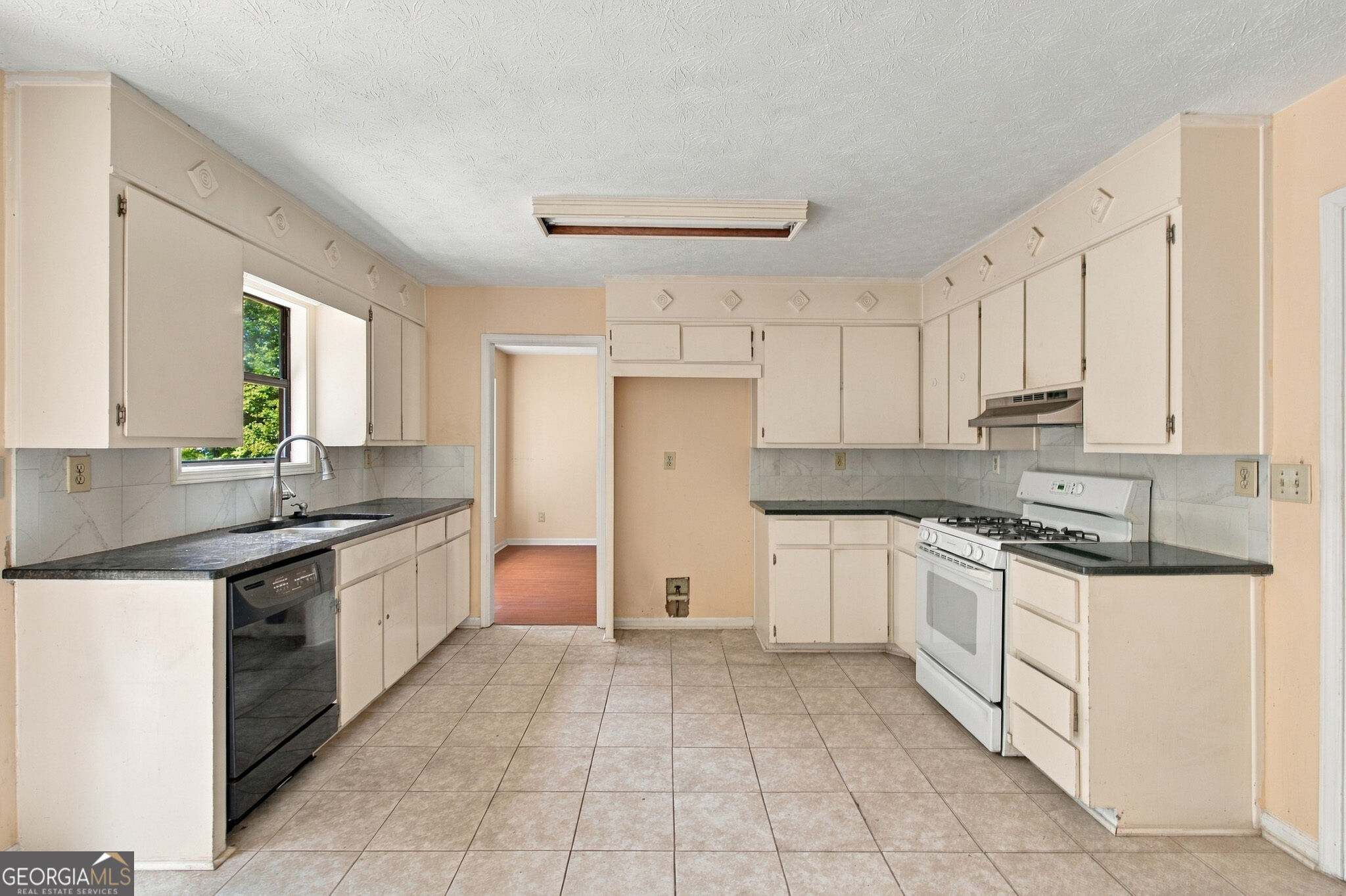 371 Saint Simons Cove Property Photo 6