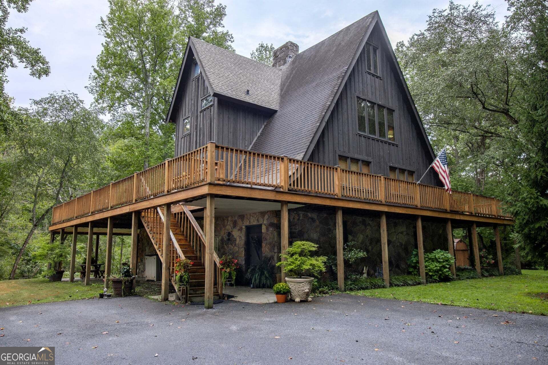 525 Riverside Drive Property Photo 1