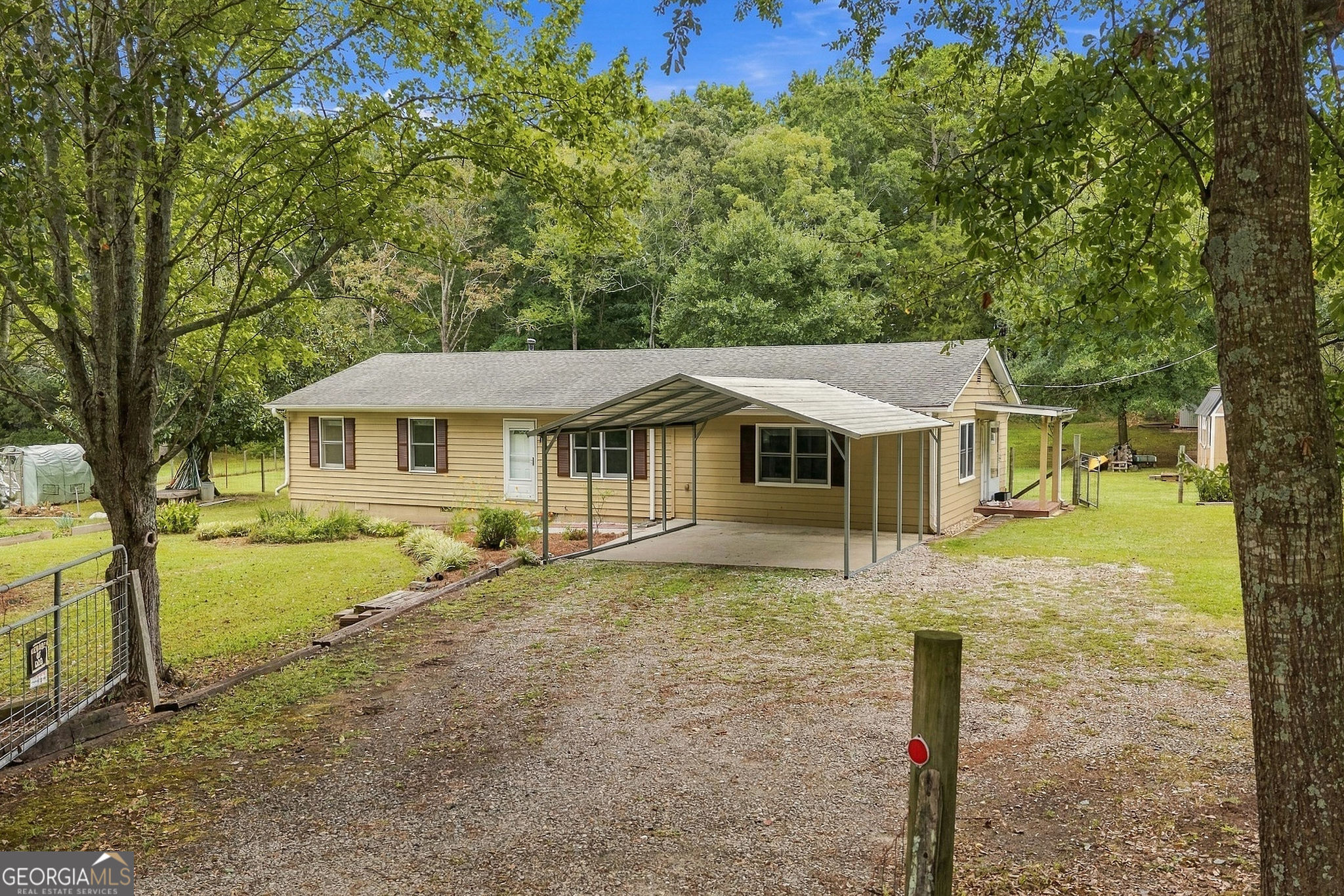1639 Flowery Branch Road Property Photo 1