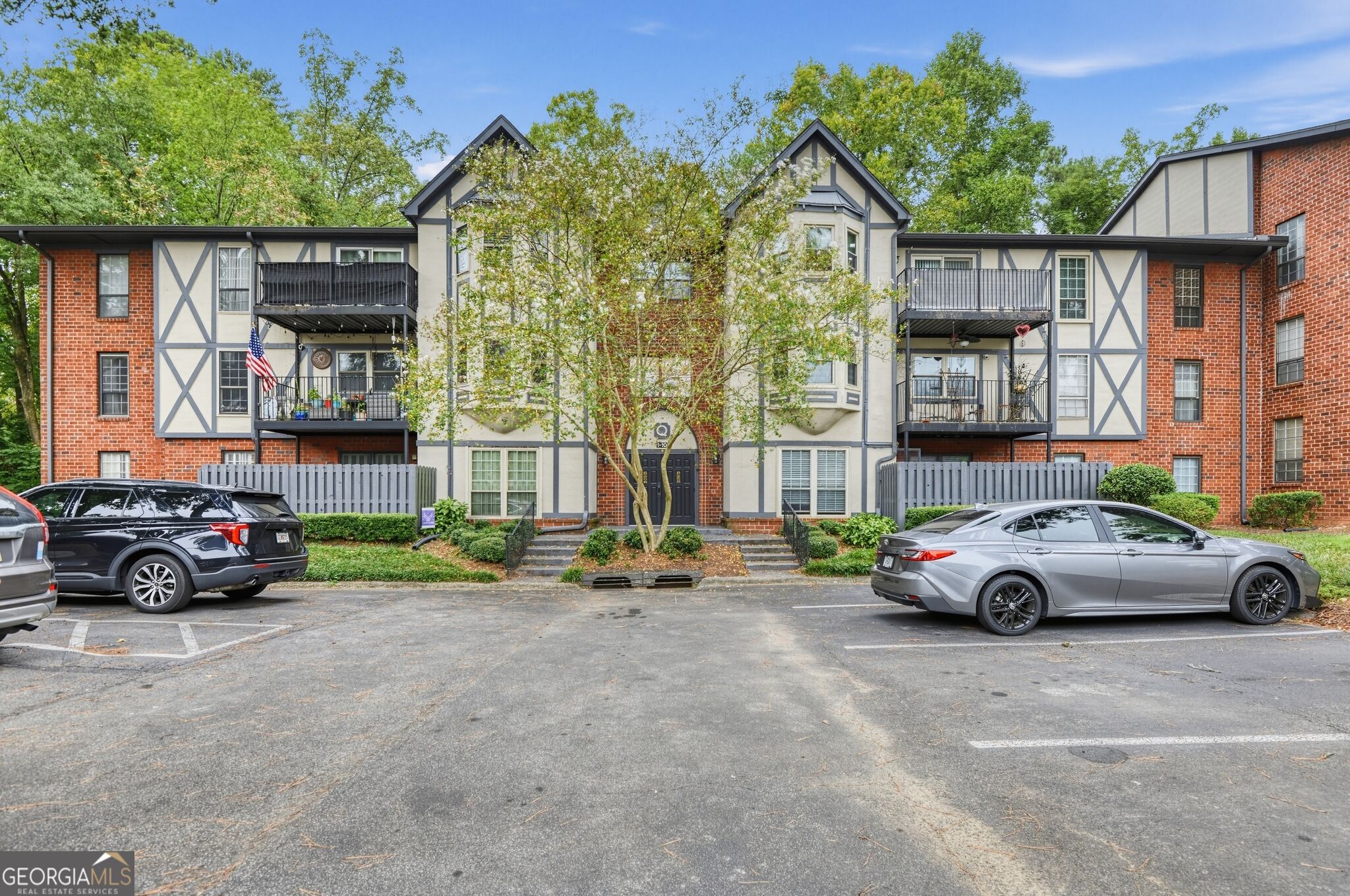 6851 Roswell Road Apt 8 Property Photo 1