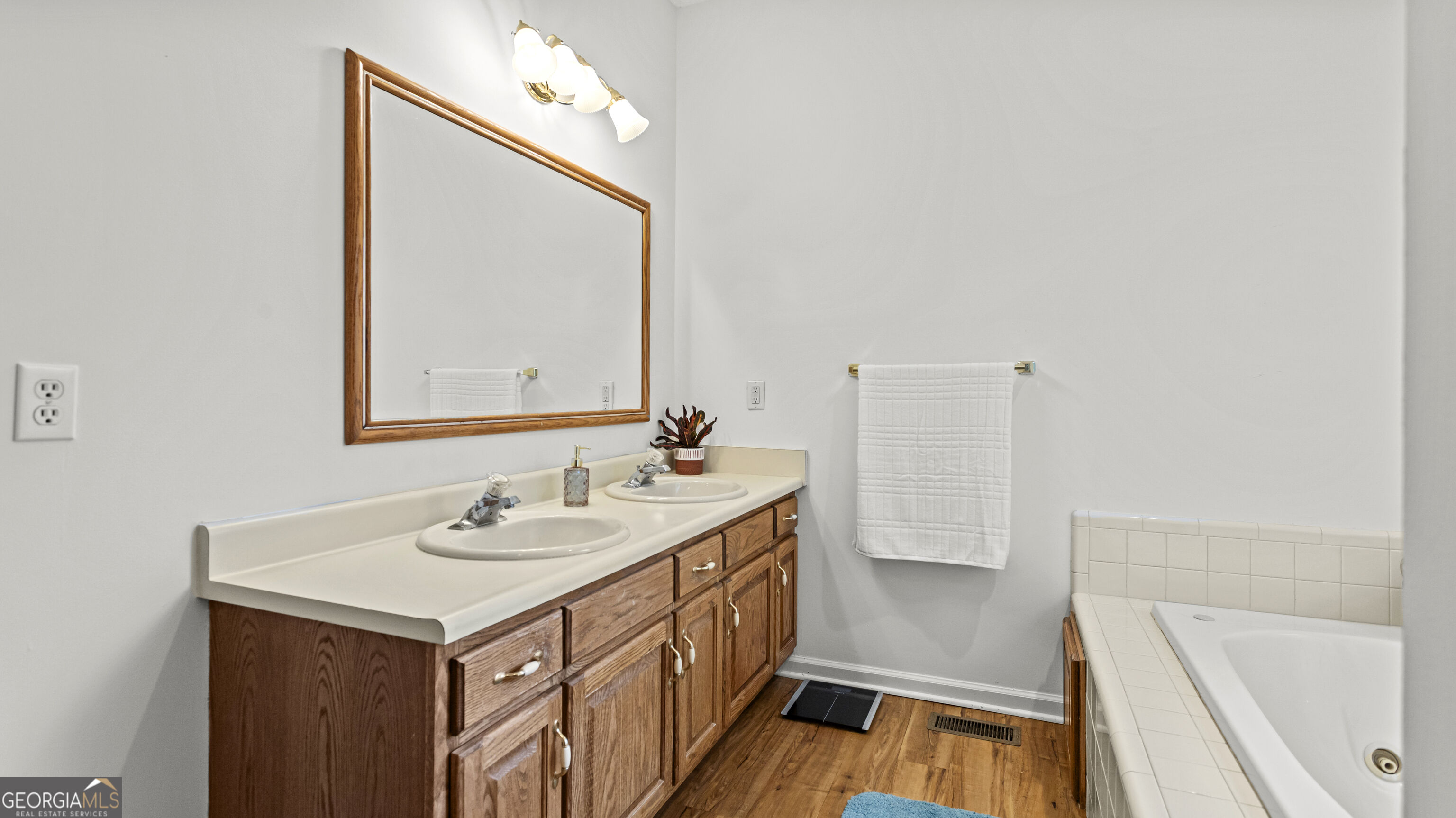 5283 Old River Road N Property Photo 17
