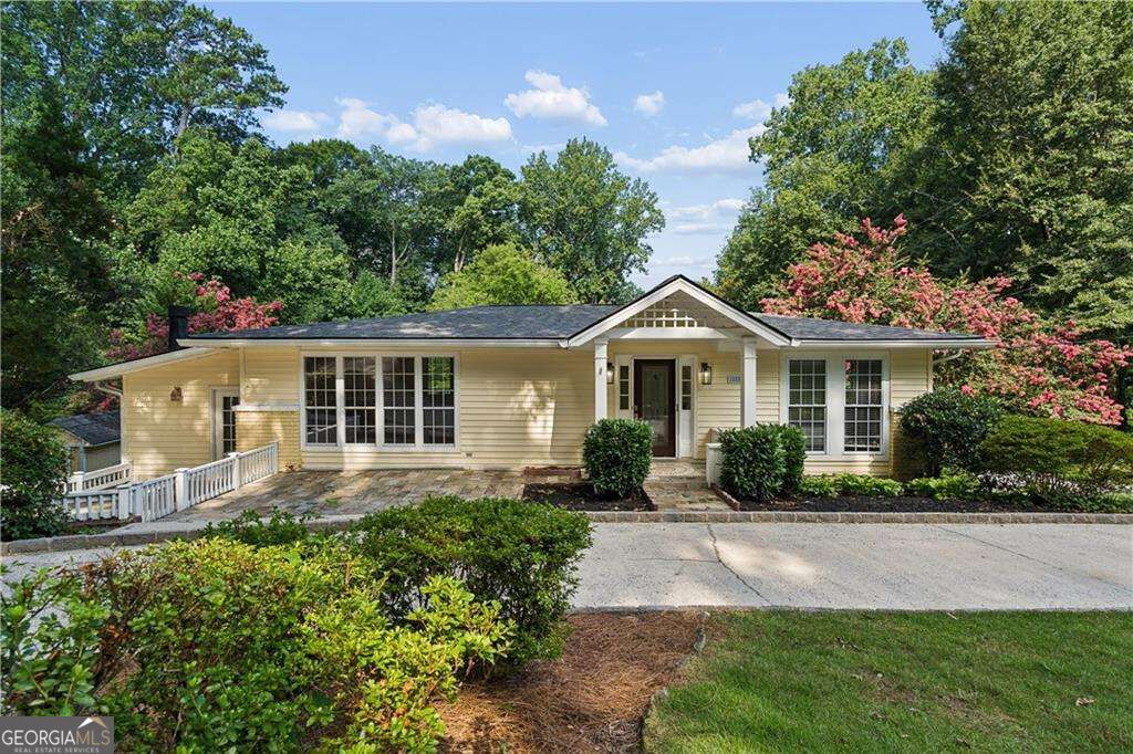 1055 Lee Circle Ne Property Photo 1