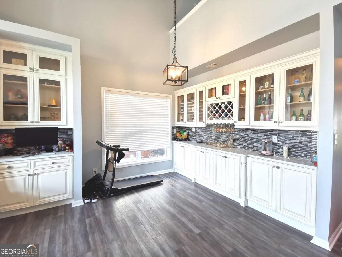 1913 Executive Drive Property Photo 14
