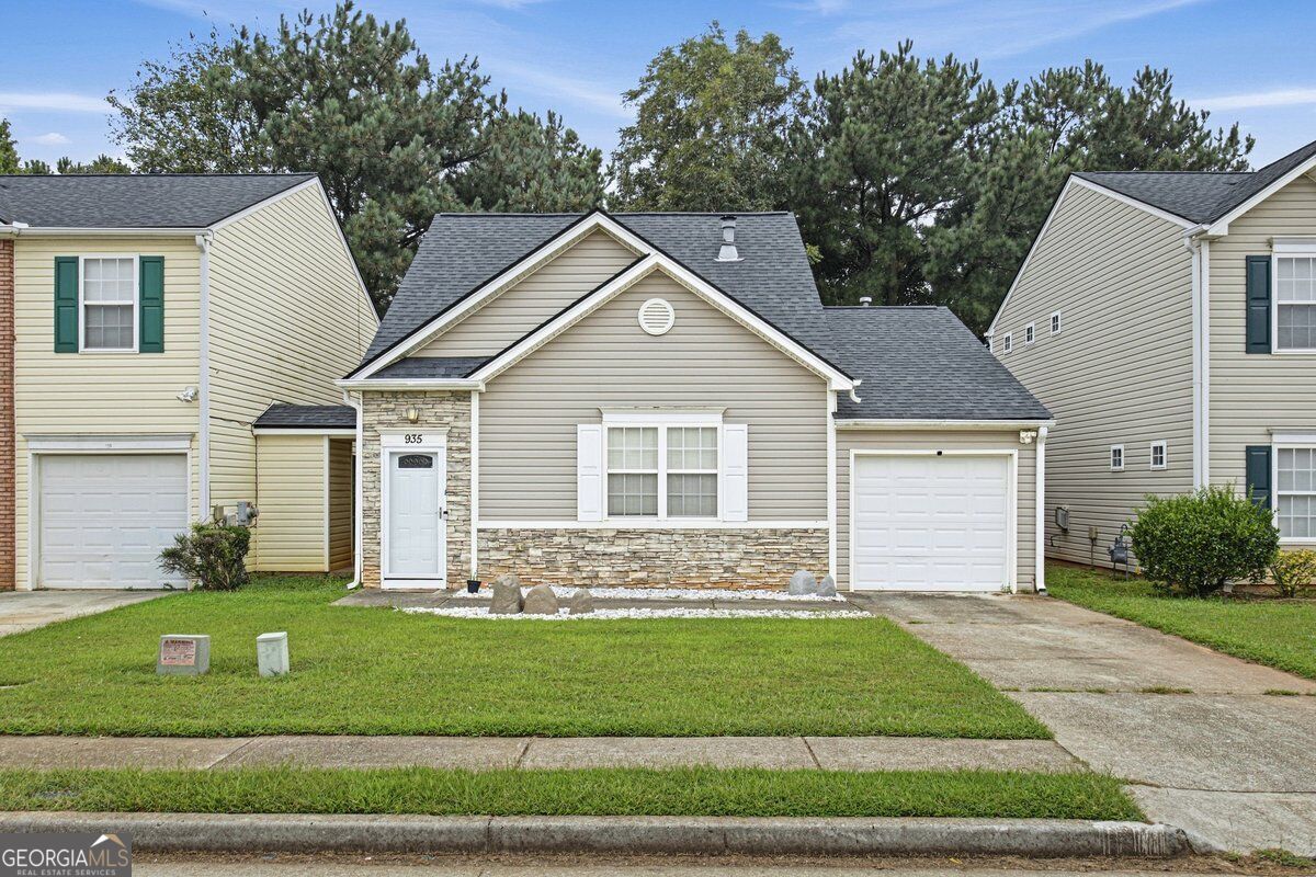 935 Lakeside Circle Property Photo 1