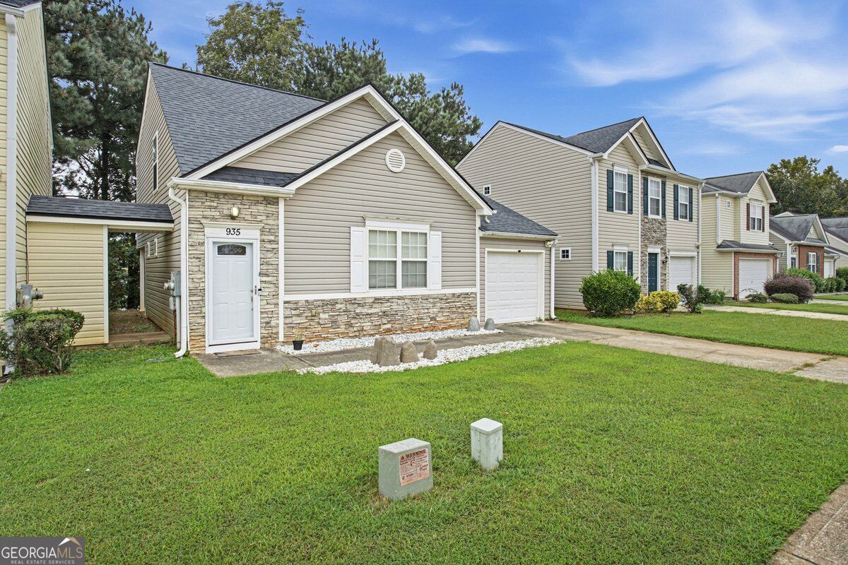 935 Lakeside Circle Property Photo 2