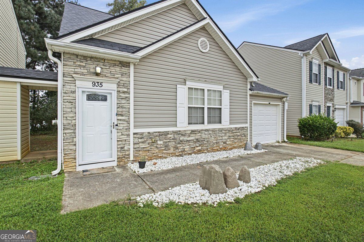 935 Lakeside Circle Property Photo 3