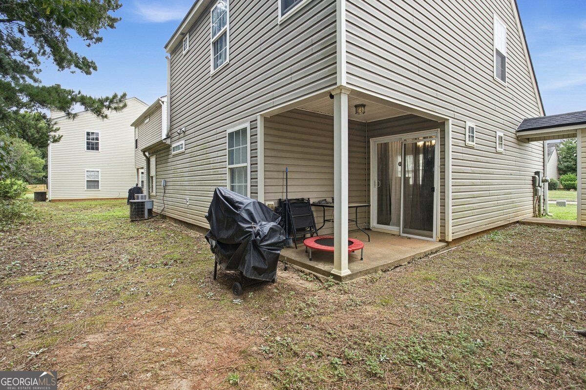 935 Lakeside Circle Property Photo 5