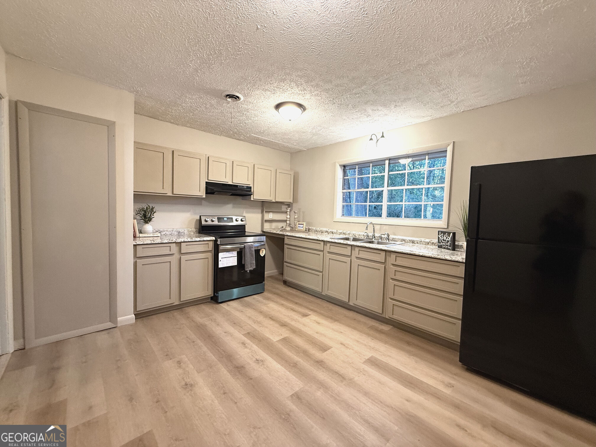 1056 Green Meadow Drive Property Photo 6