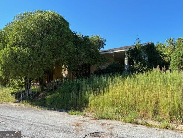 1932 M L King Jr Boulevard Property Photo 2