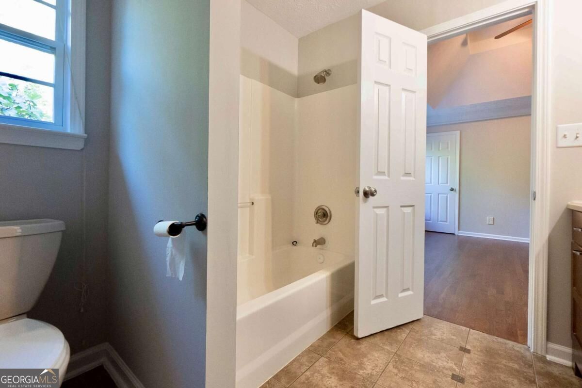 5507 Riverside Drive Property Photo 12