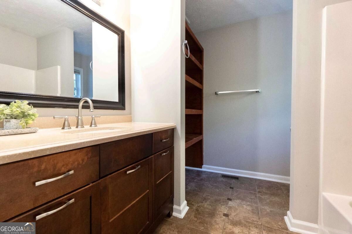 5507 Riverside Drive Property Photo 13