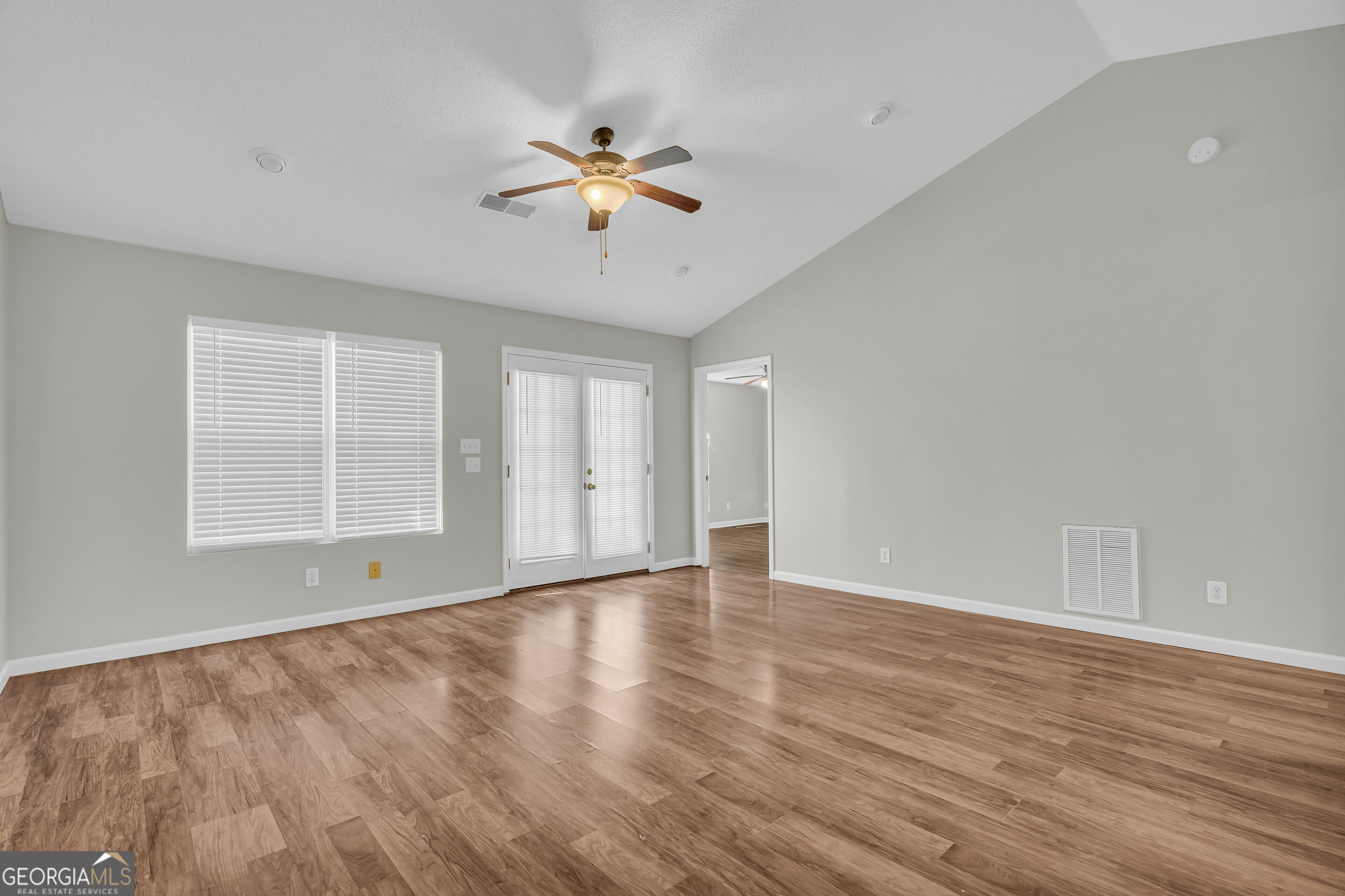 688 Property Photo 26