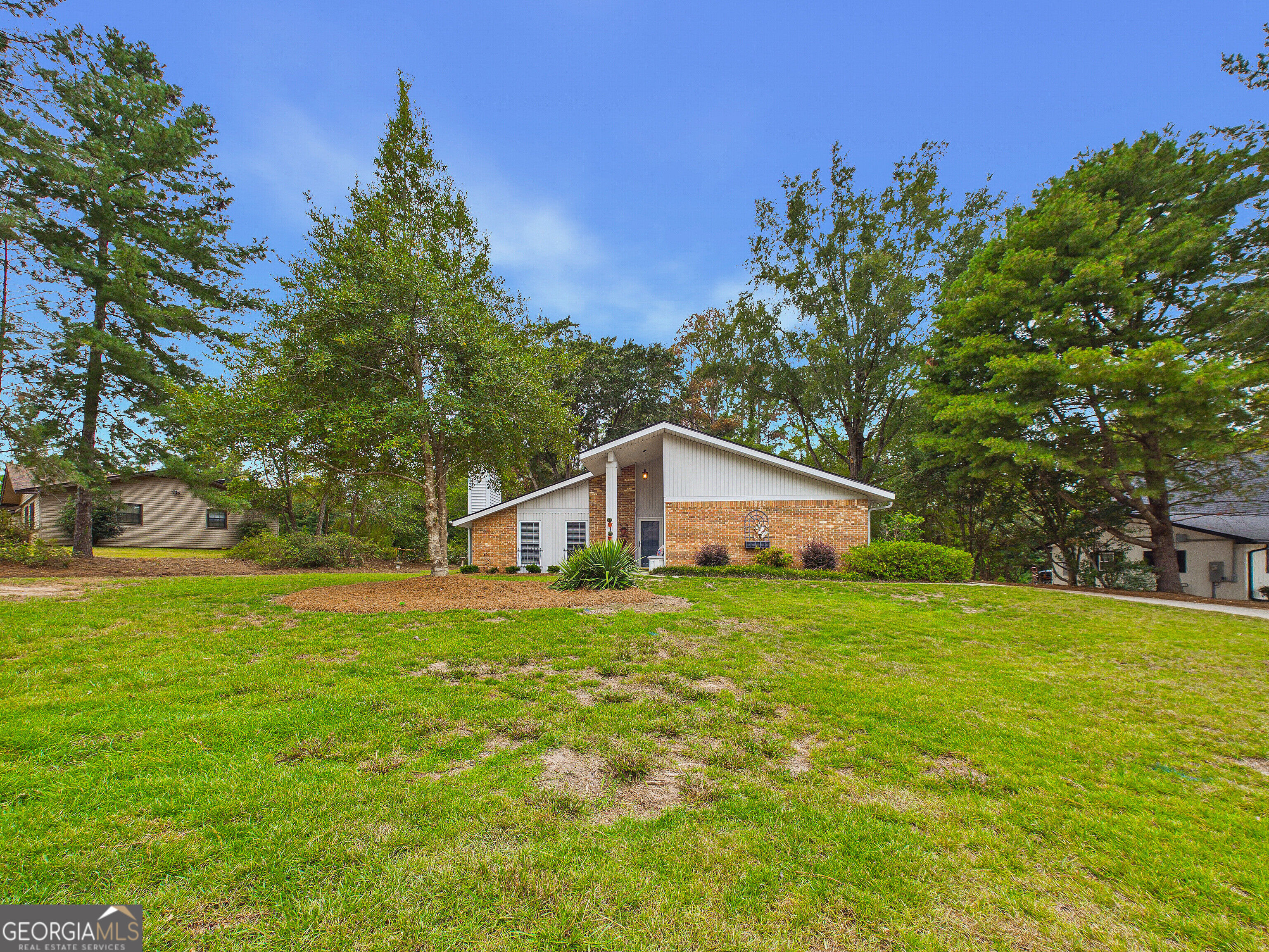 117 Lake Front Drive Property Photo 2