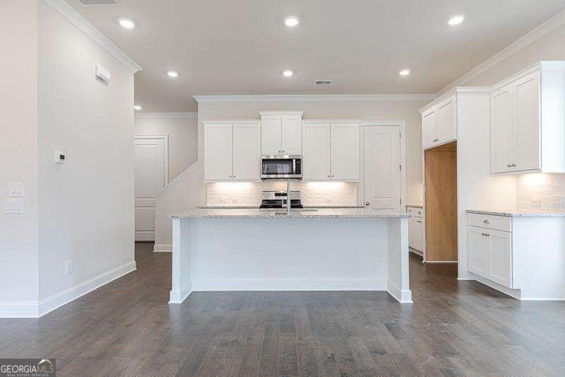 906 Farmstead Road Property Photo 4