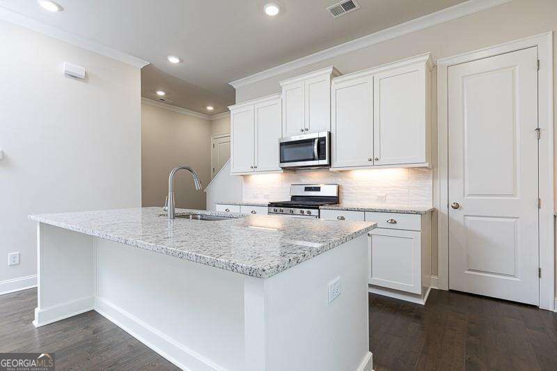 906 Farmstead Road Property Photo 5