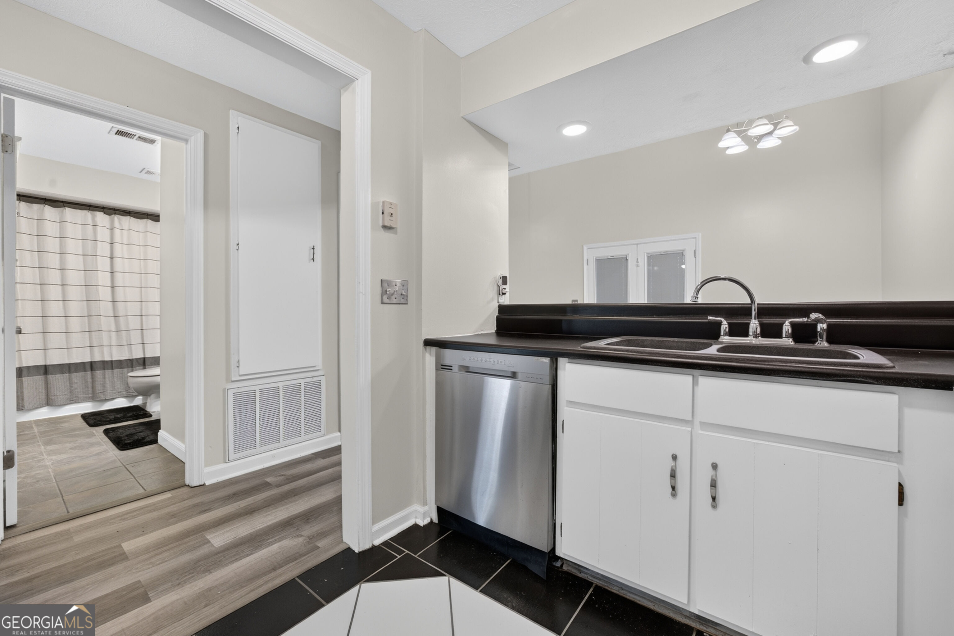 6350 Olde Towne Drive Property Photo 14