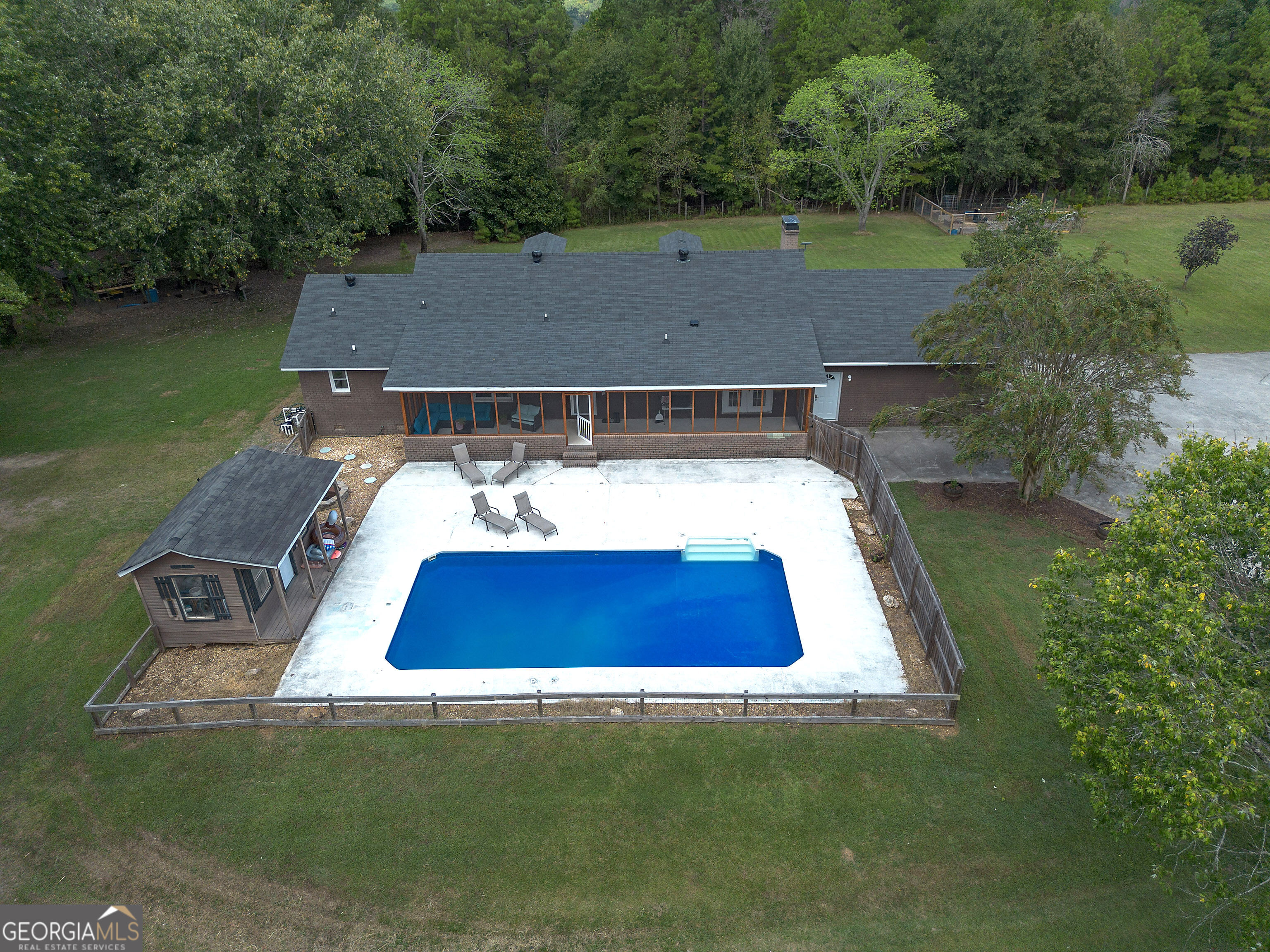 1328 Abrams Road Se Property Photo 2