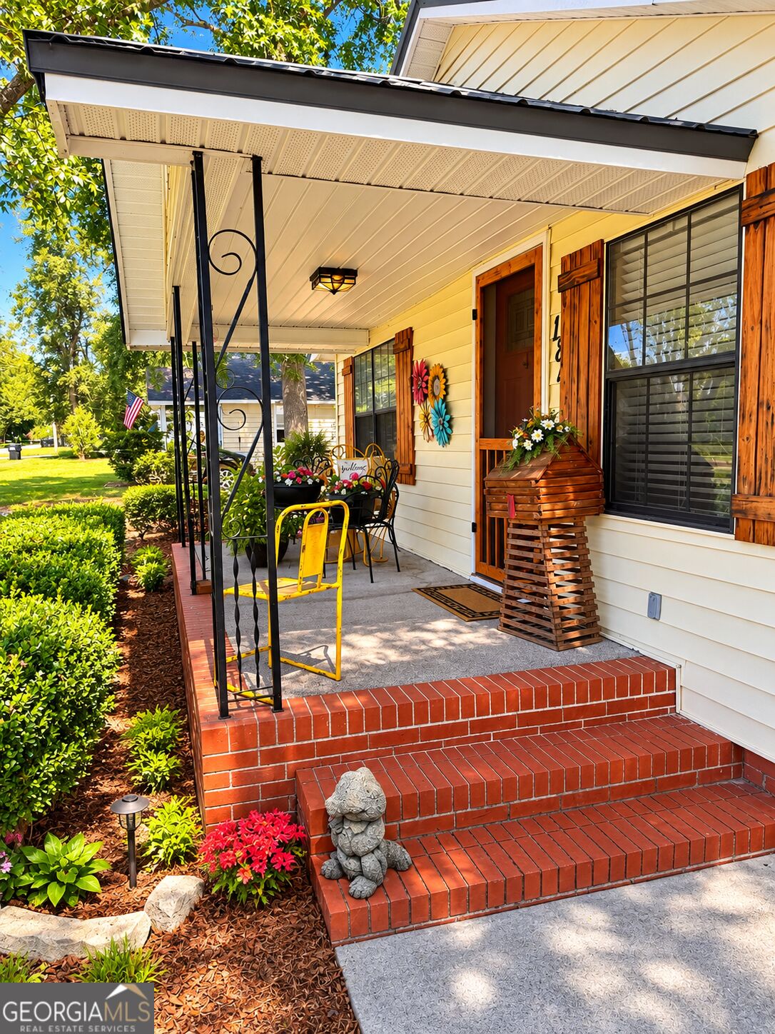 184 Pine Street Property Photo 2