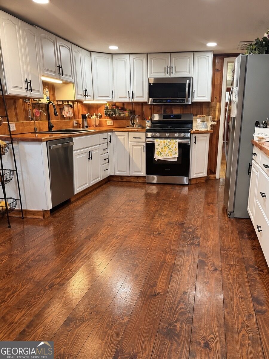 184 Pine Street Property Photo 4