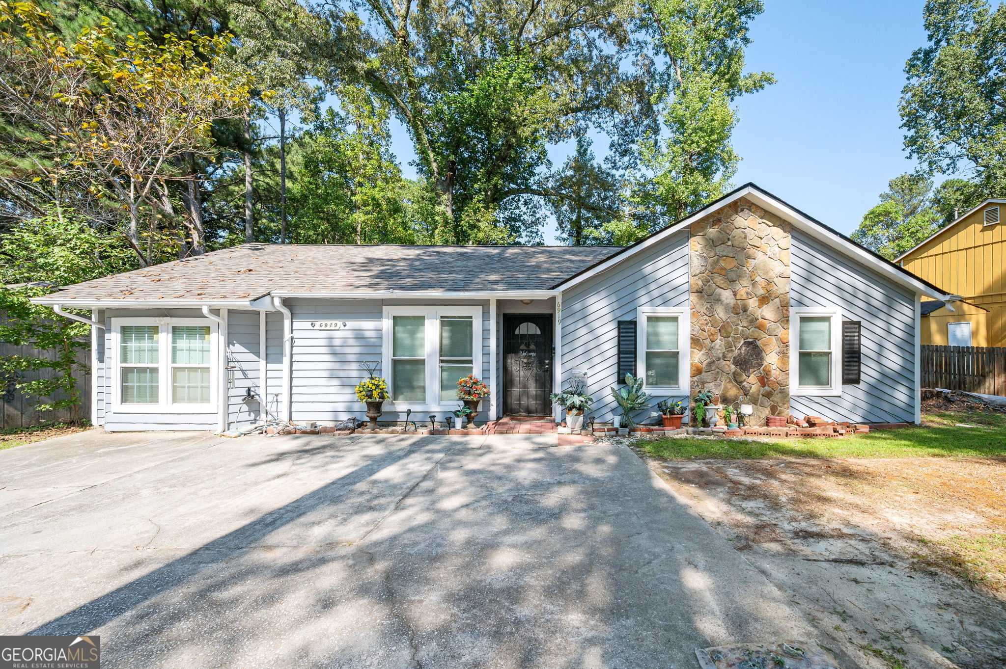 6919 Hickory Log Road Property Photo 1