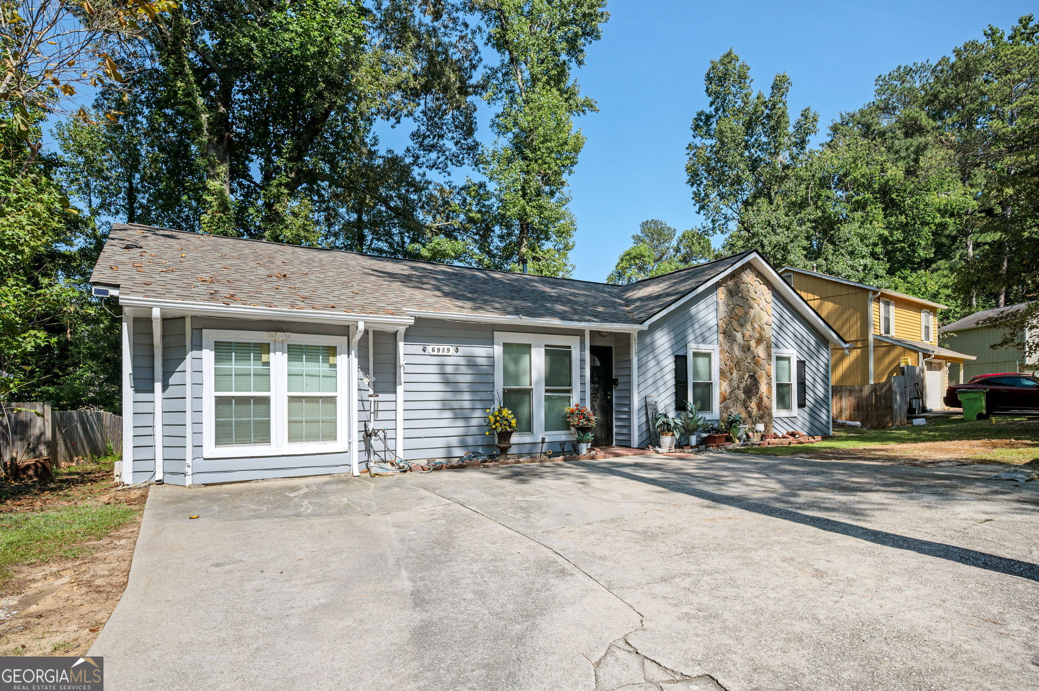 6919 Hickory Log Road Property Photo 3
