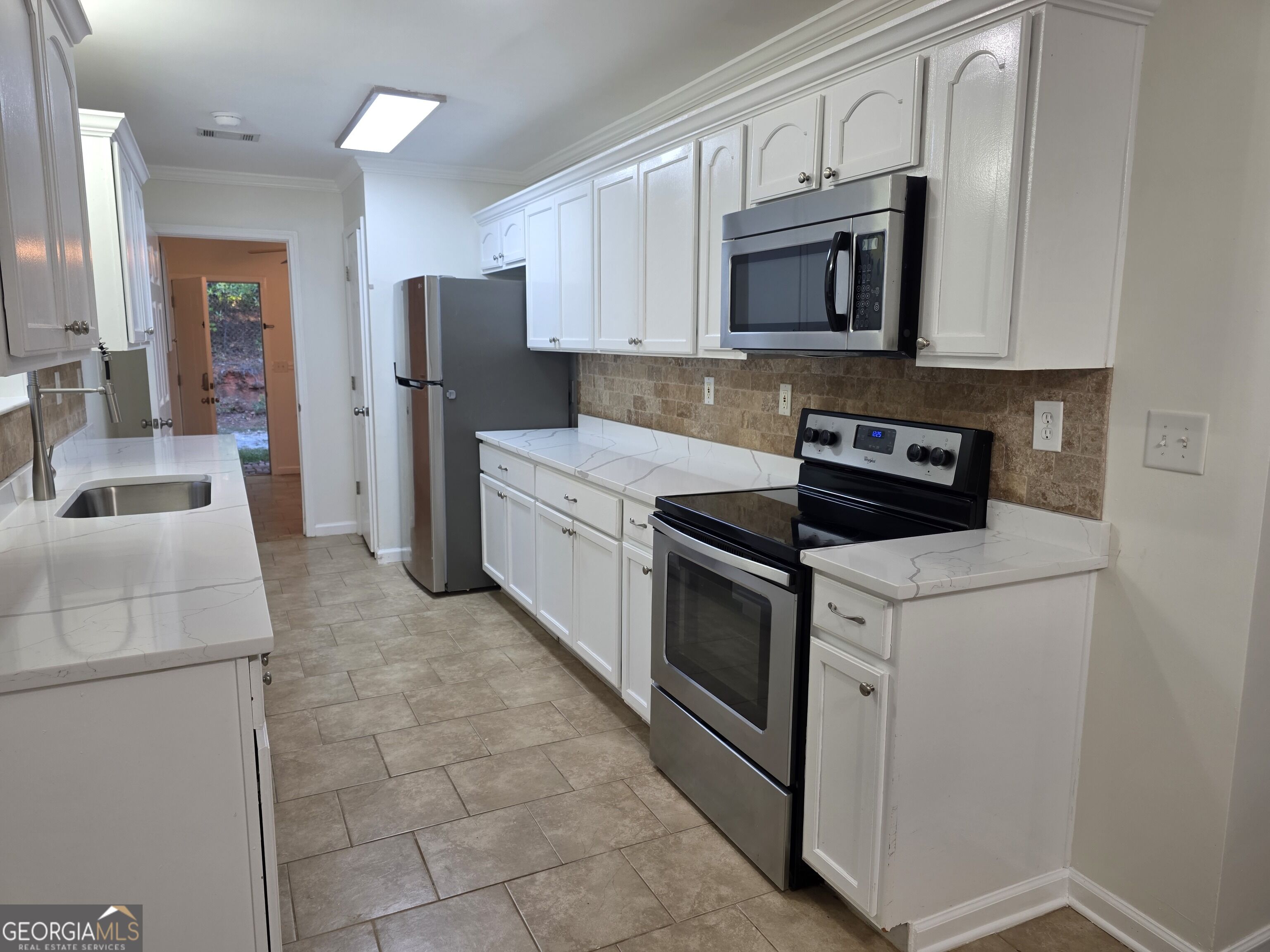 852 Hines Road Property Photo 3