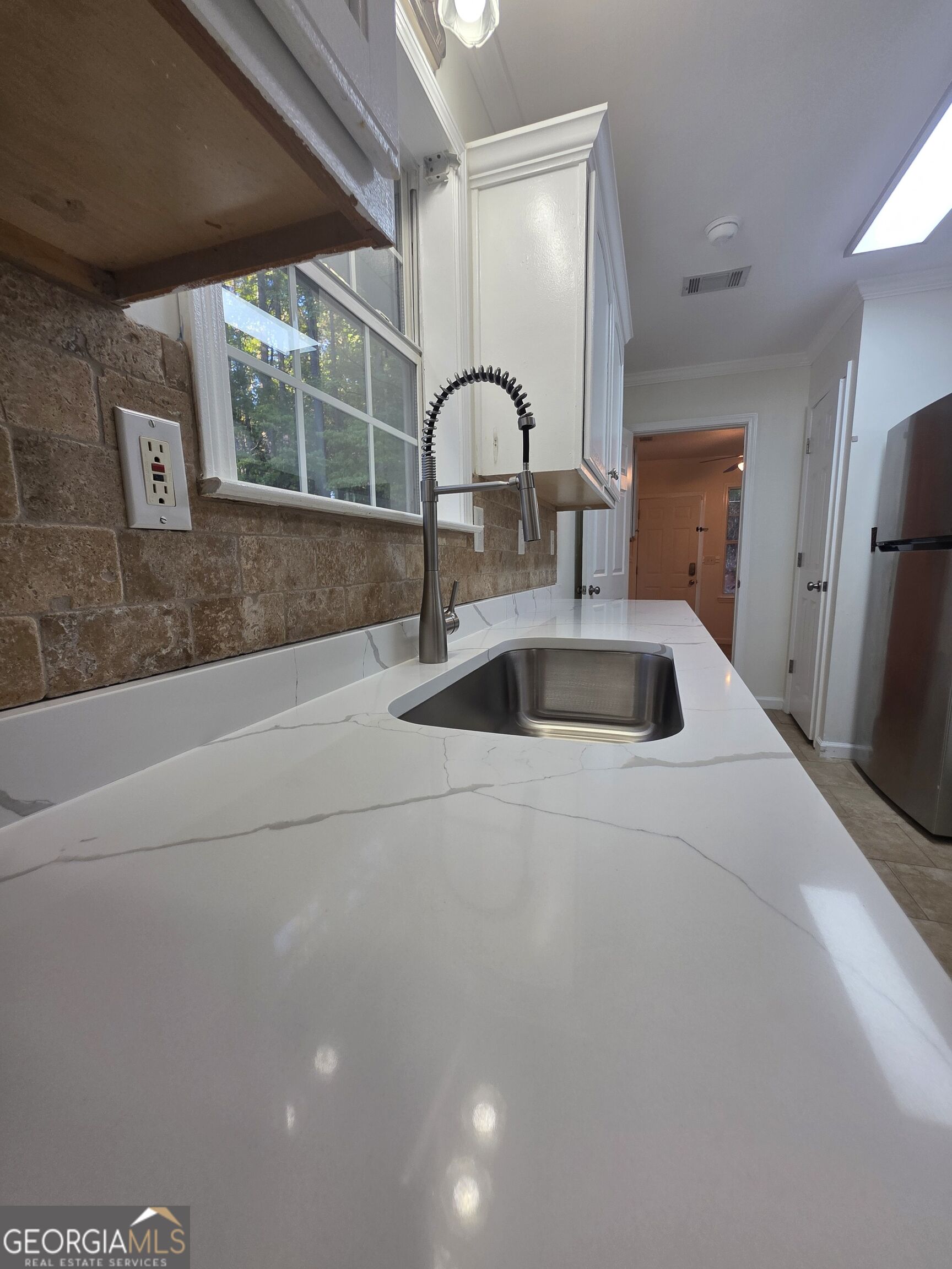 852 Hines Road Property Photo 5