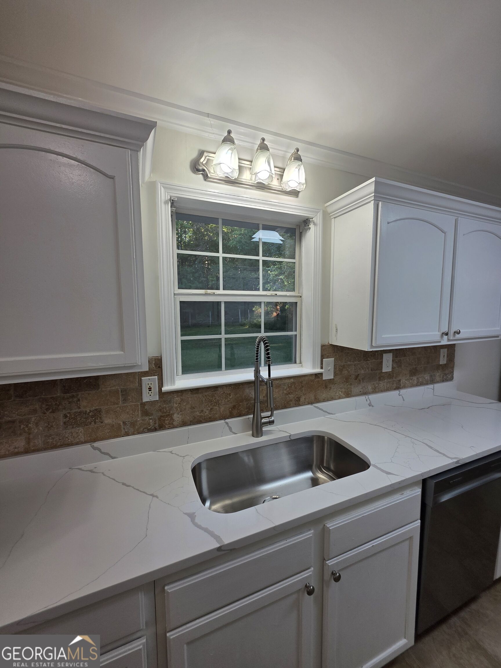 852 Hines Road Property Photo 6