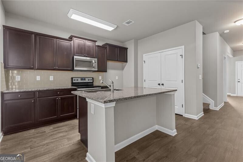 891 Walnut Woods Drive Property Photo 8