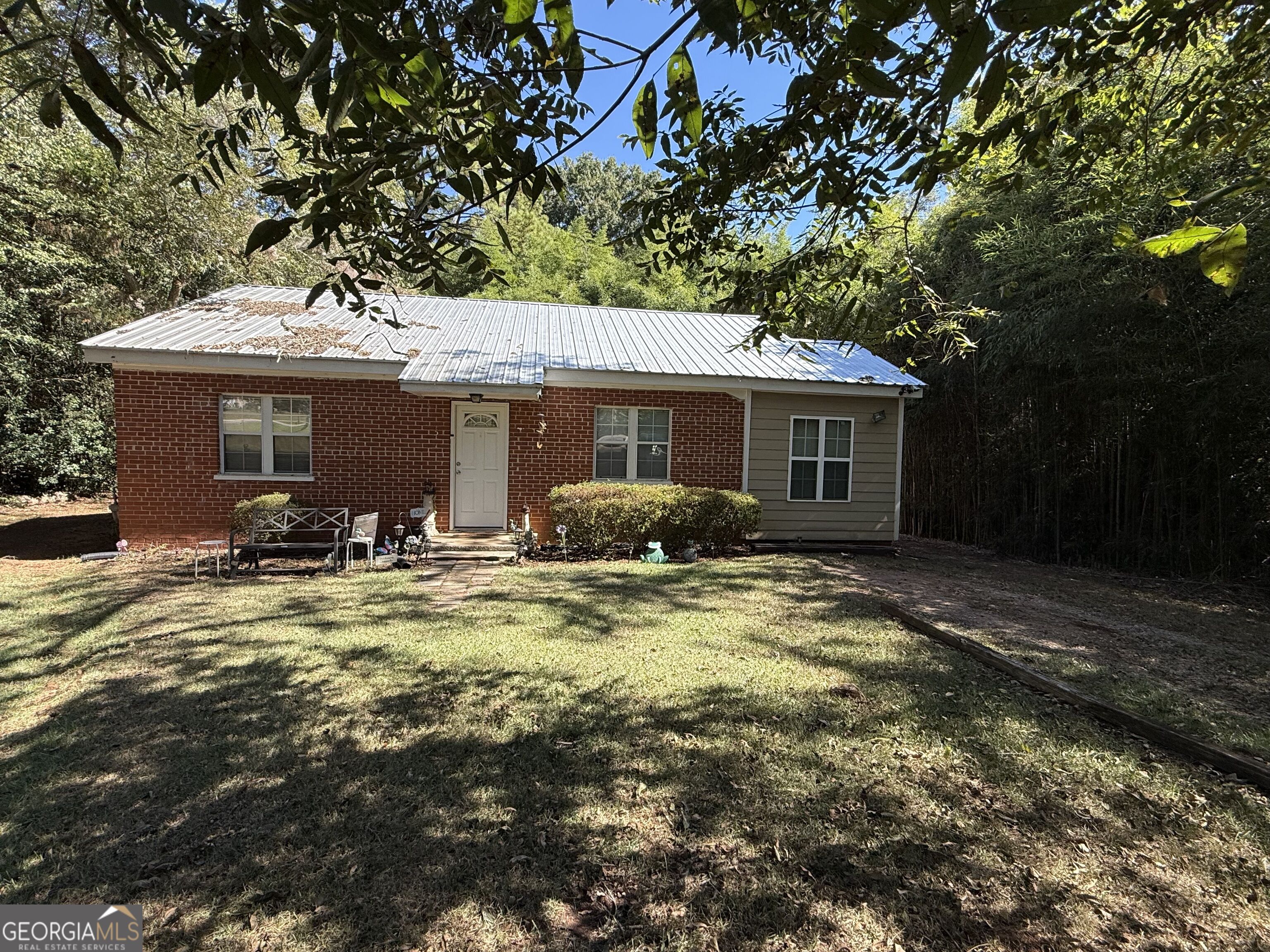 539 Highway 18 W Property Photo 1