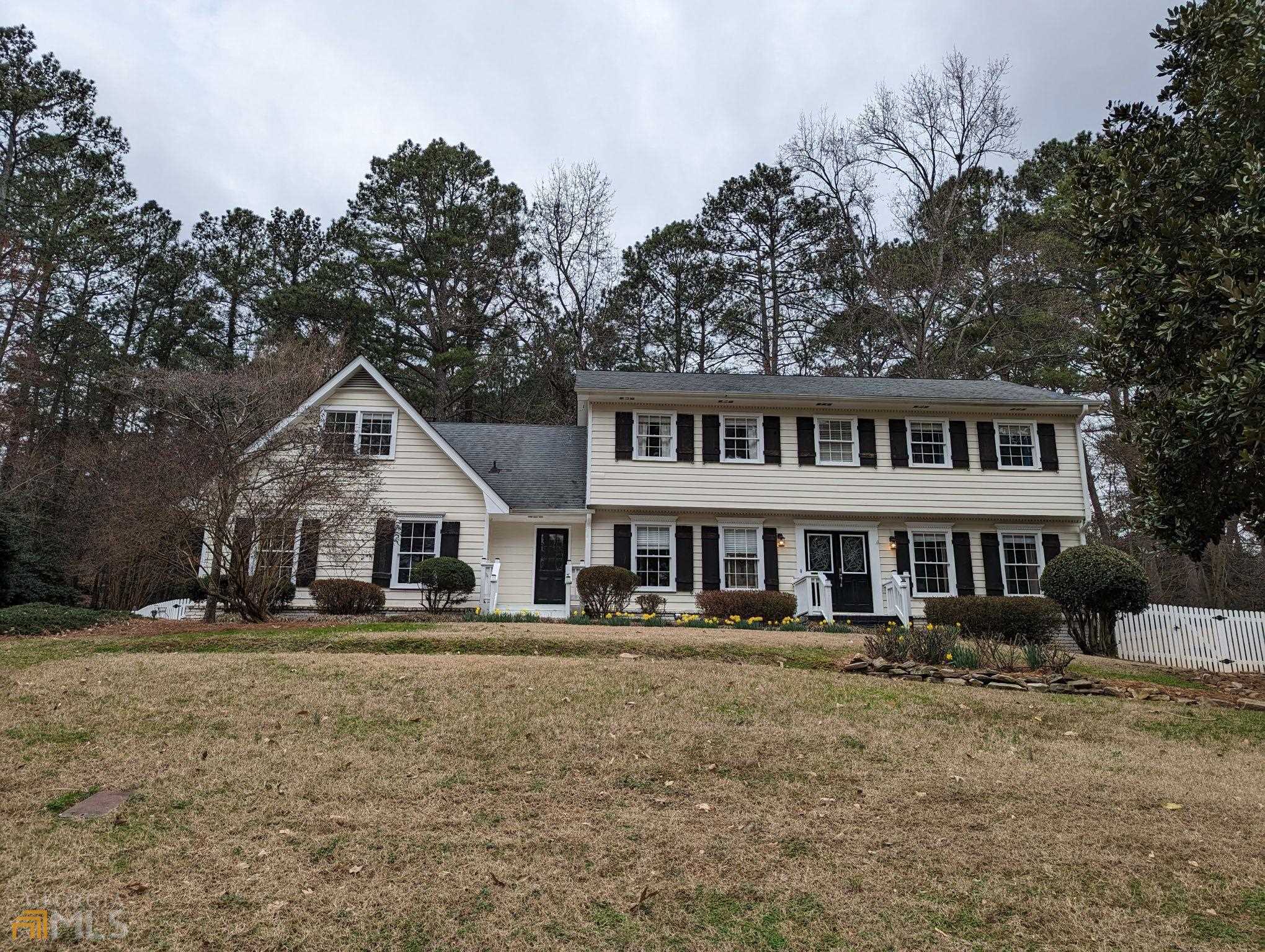325 Lakeshore Drive NE Property Photo 1