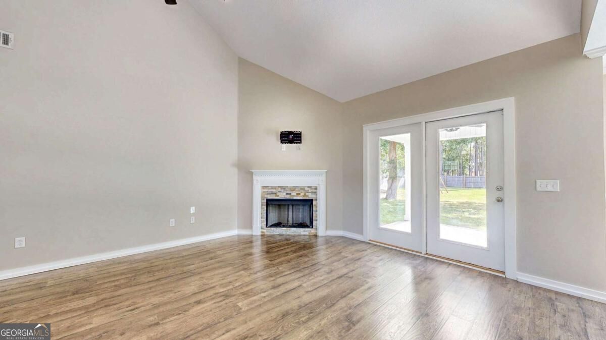 107 Kingsley Drive N Property Photo 3