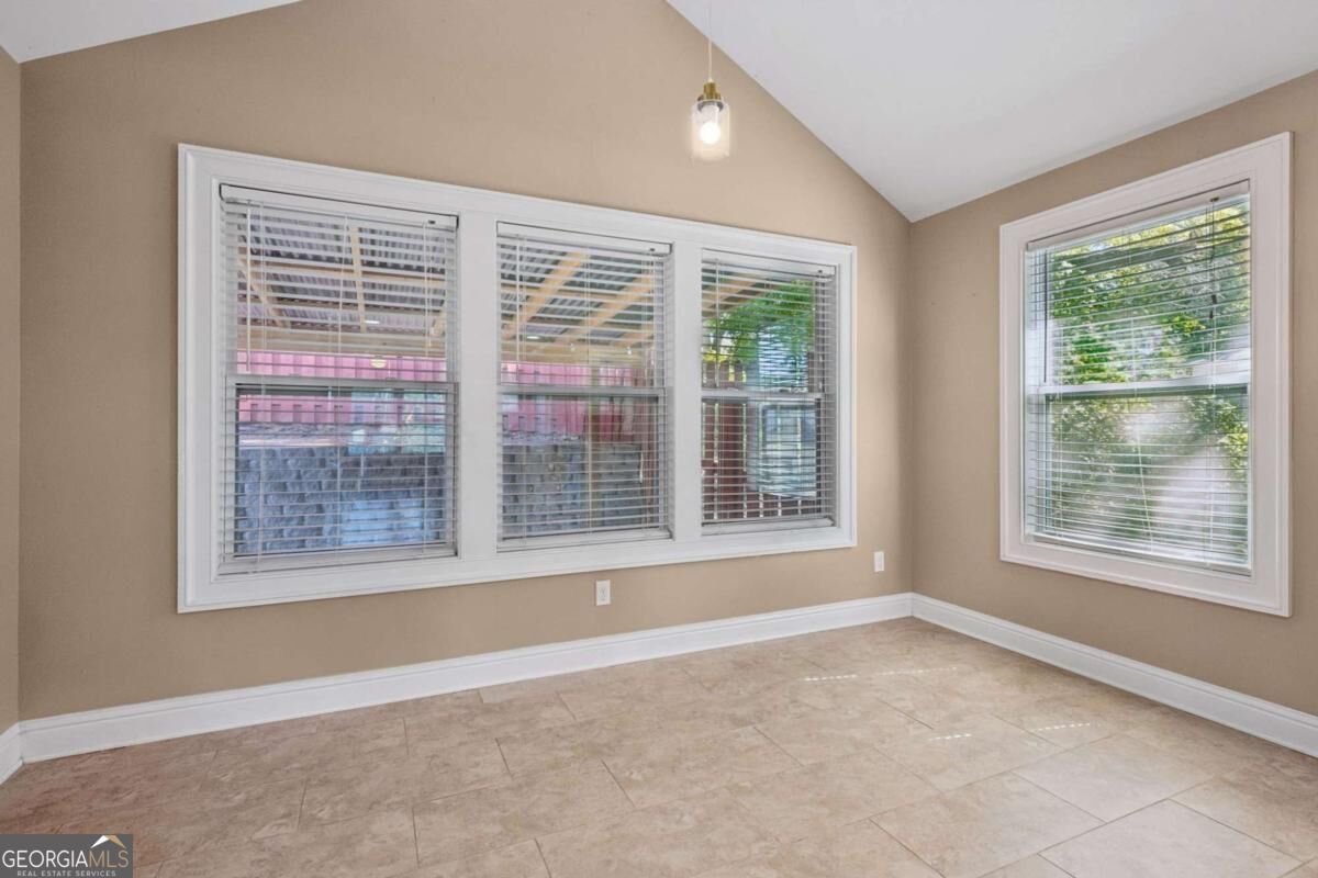112 E Stephens Street Property Photo 24