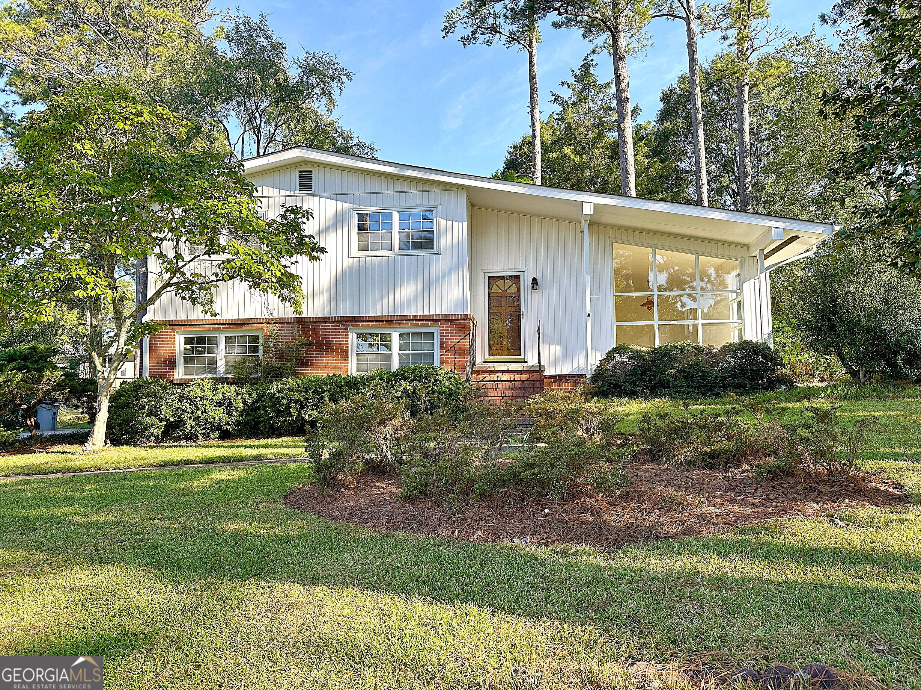 136 S Chilton Crescent Property Photo 1
