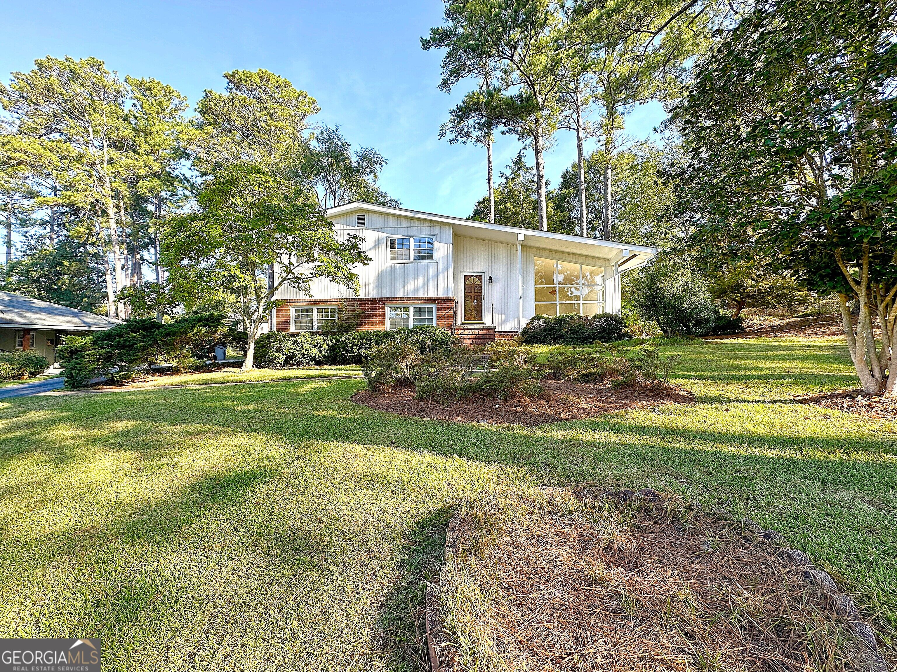 136 S Chilton Crescent Property Photo 2