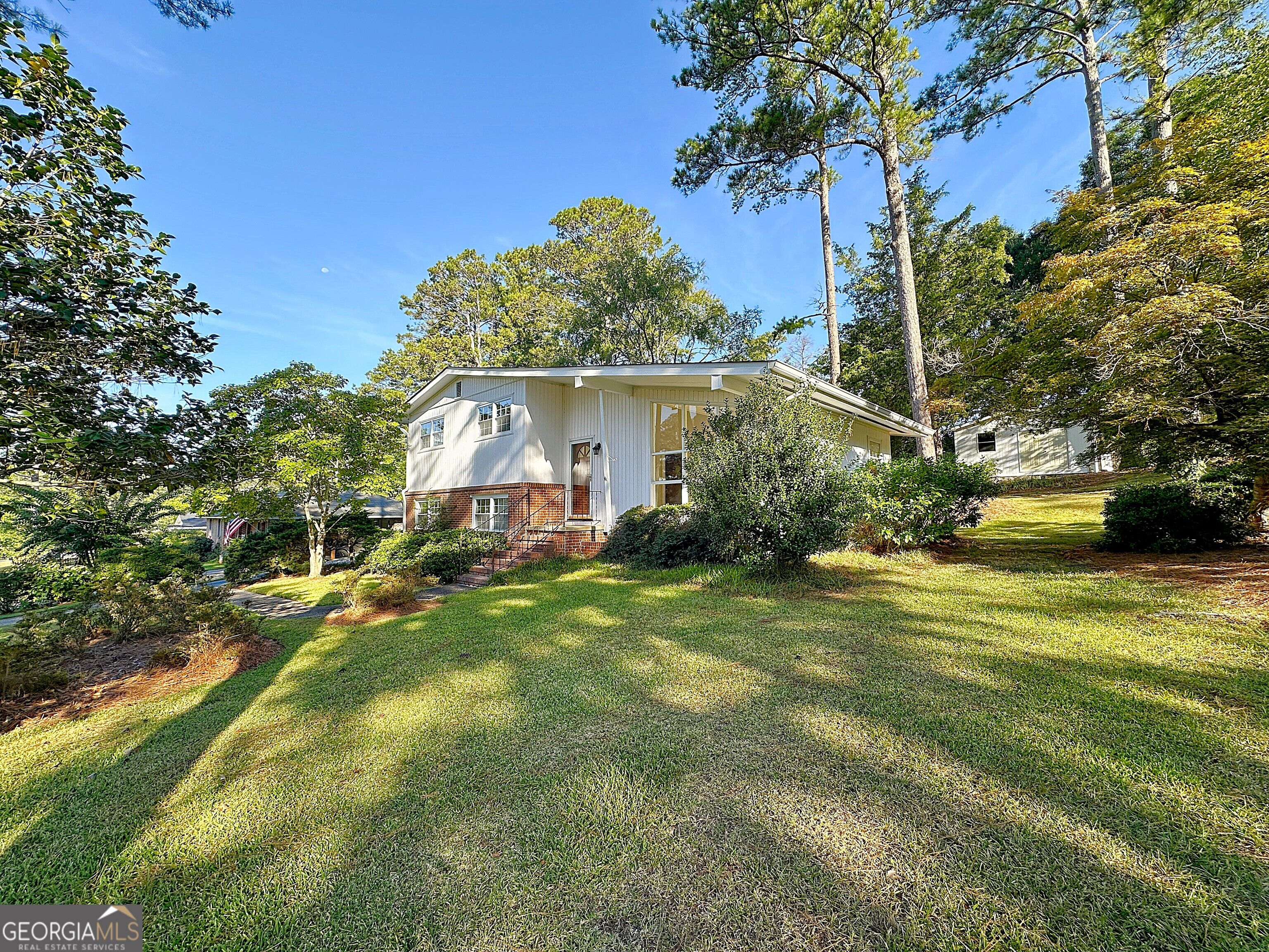 136 S Chilton Crescent Property Photo 3
