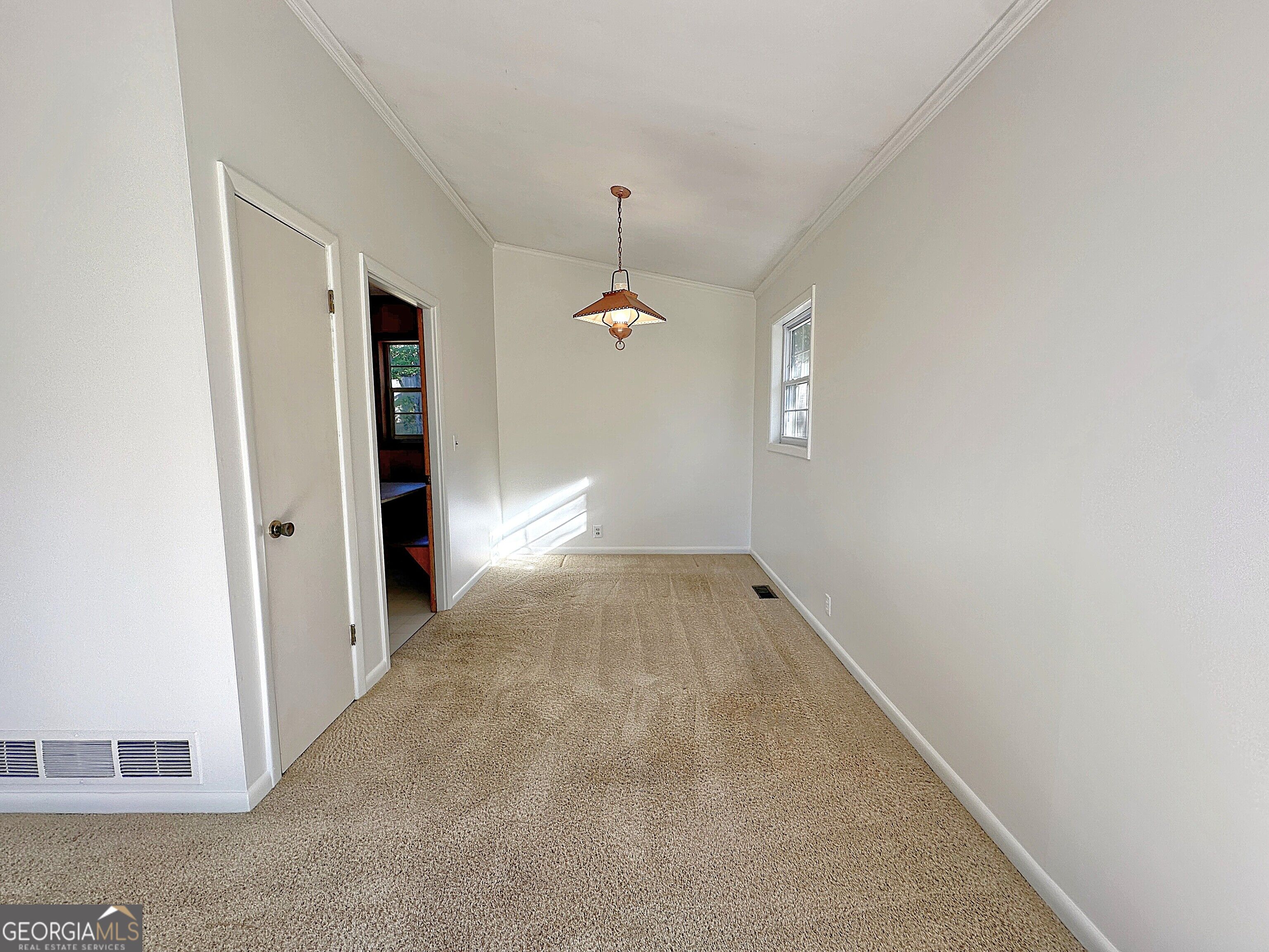 136 S Chilton Crescent Property Photo 7