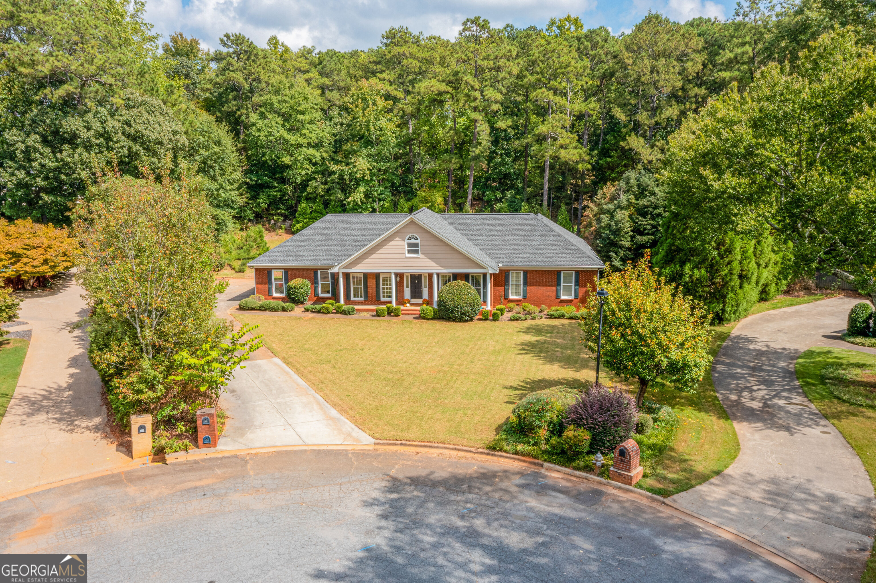 560 Saddle Crest Drive Property Photo 3