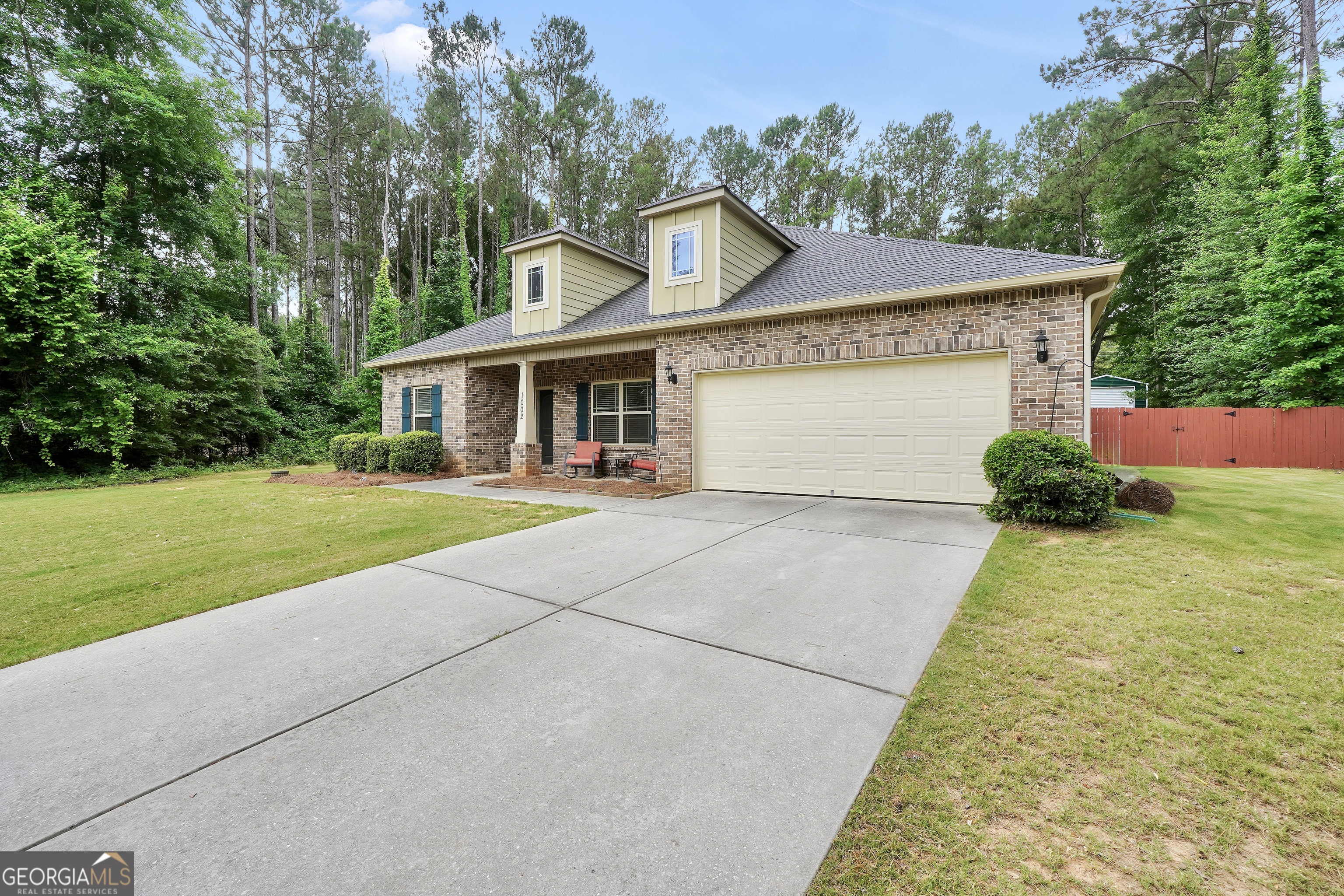 1002 Yorkshire Drive Property Photo 3