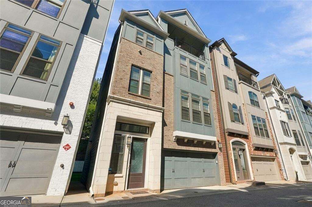579 Broadview Place Ne Property Photo 2
