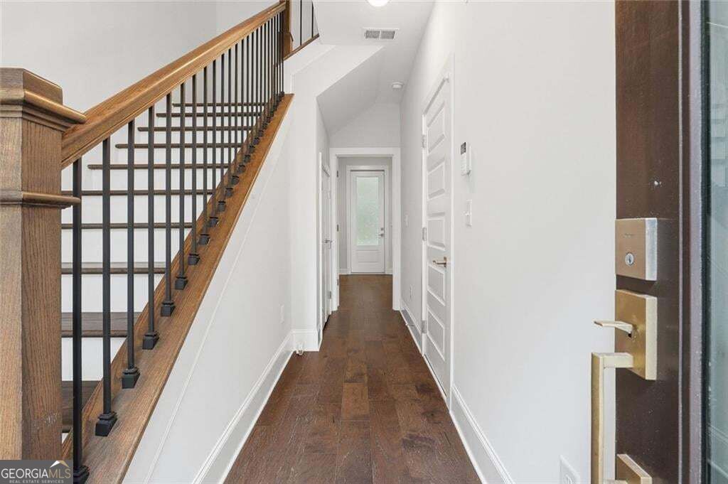 579 Broadview Place Ne Property Photo 7