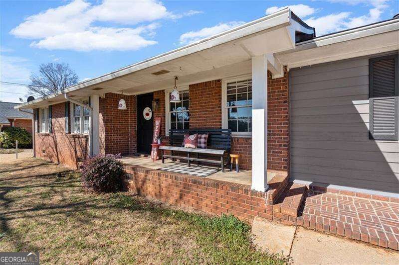 213 Cook Street Property Photo 3