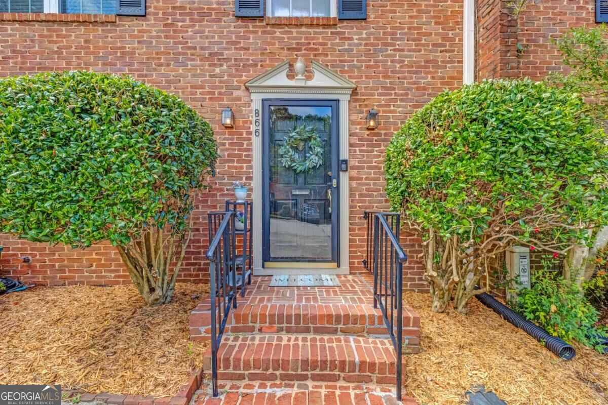 866 E Ponce De Leon Avenue Property Photo 3