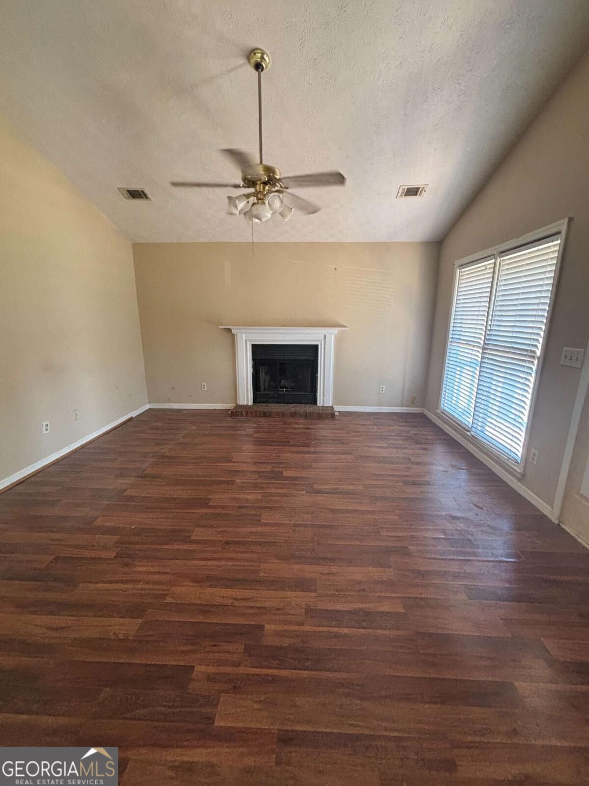611 Warren Way Property Photo 5