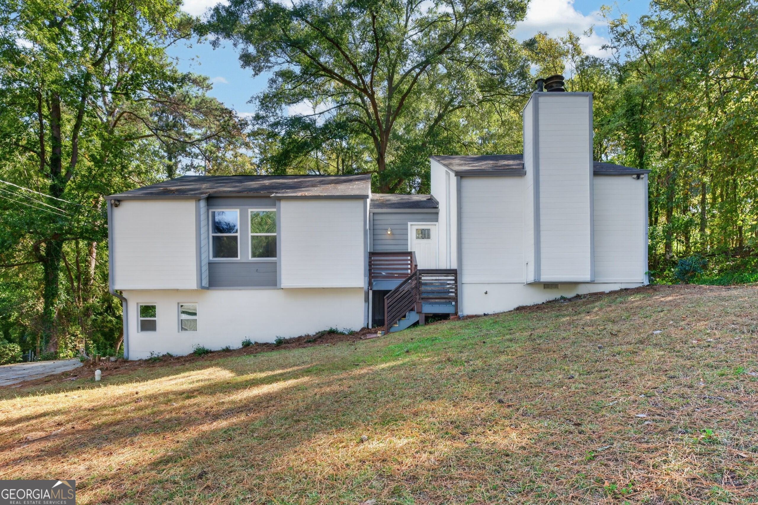 555 Glencove Drive Property Photo 1