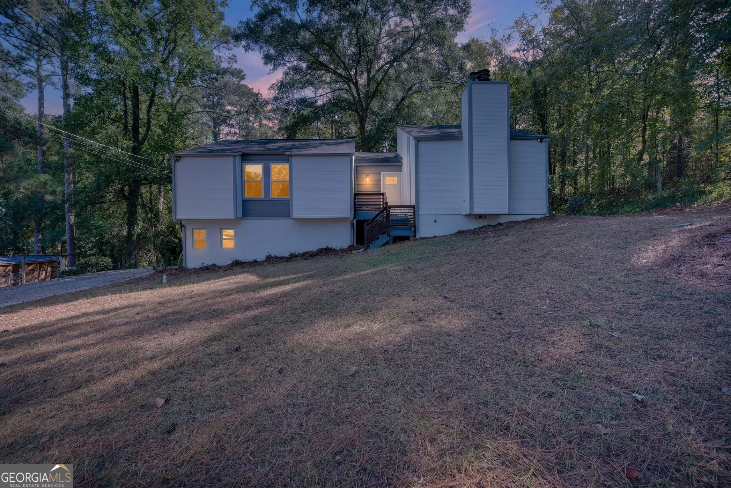 555 Glencove Drive Property Photo 2