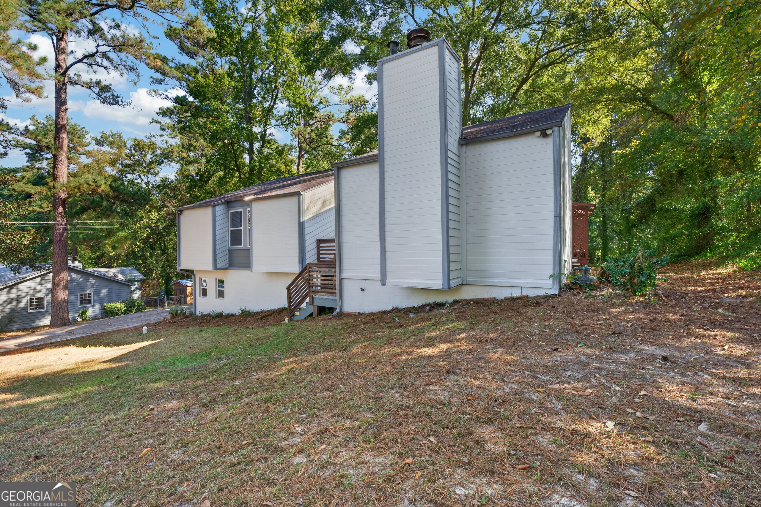 555 Glencove Drive Property Photo 3