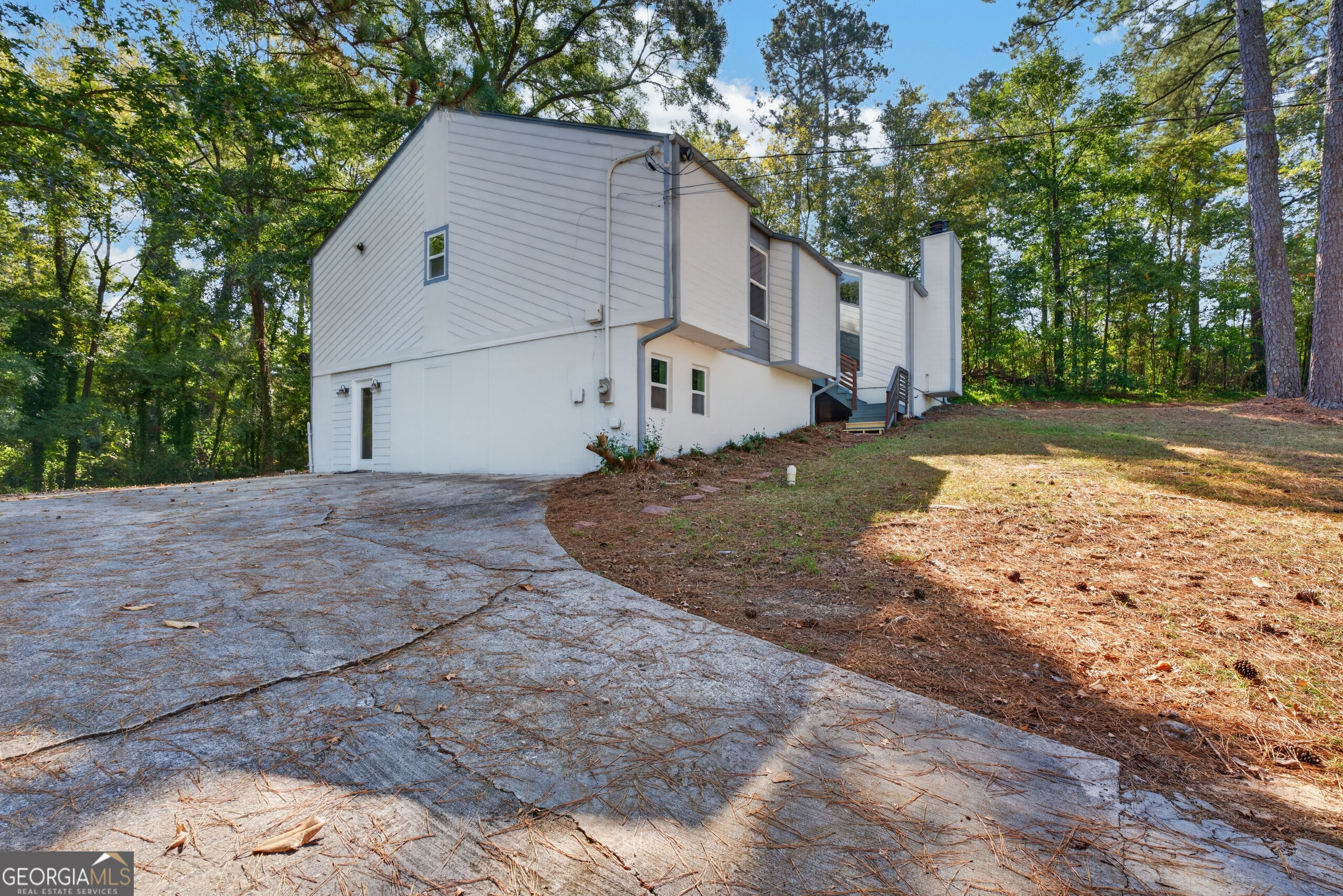 555 Glencove Drive Property Photo 4