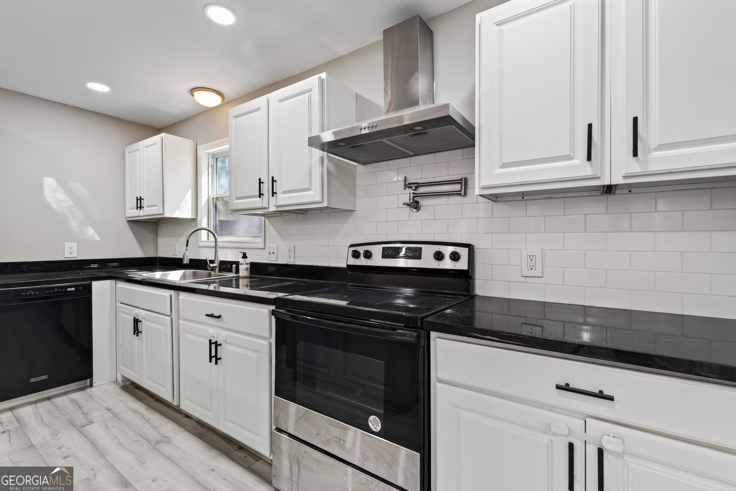 555 Glencove Drive Property Photo 14