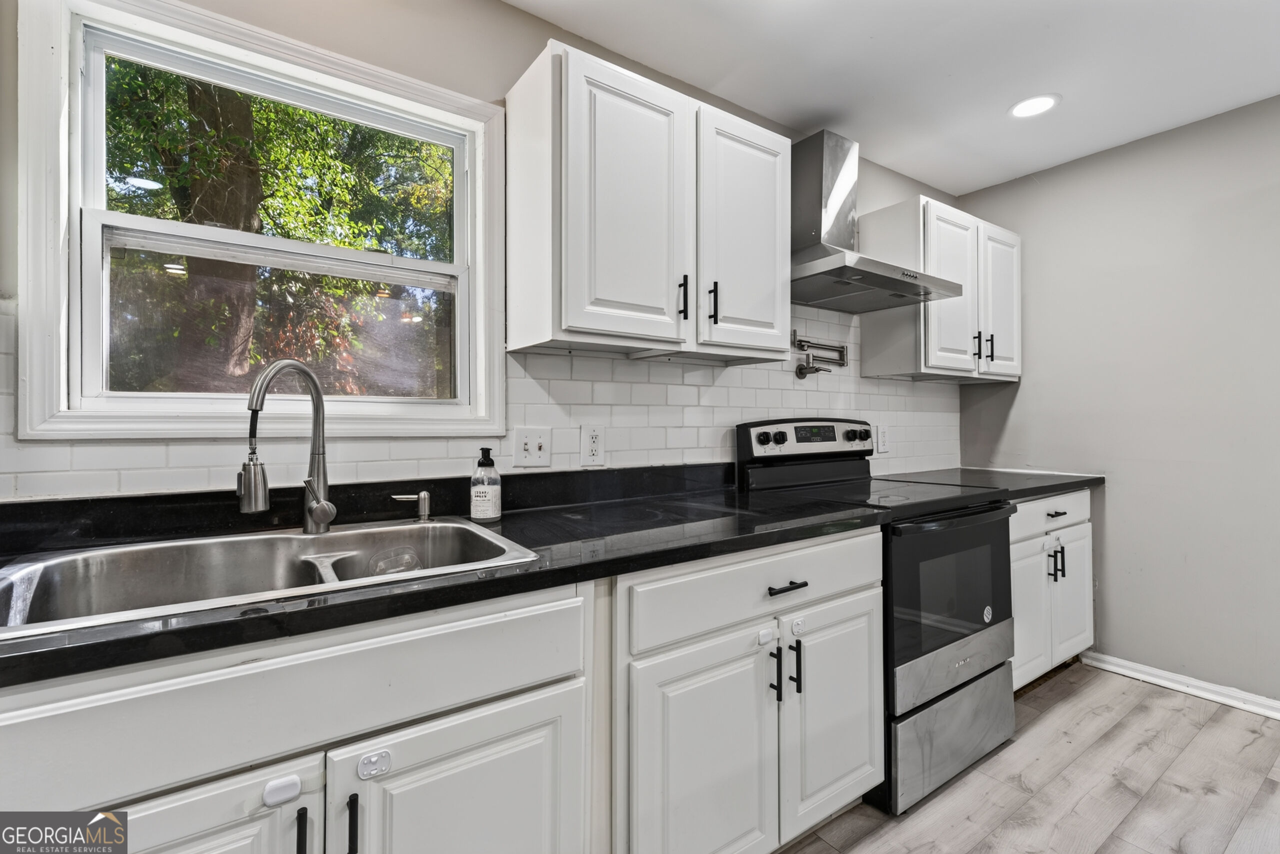 555 Glencove Drive Property Photo 17